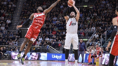 Basket Serie A, la Virtus Bologna non ha problemi contro Pesaro: 78-70