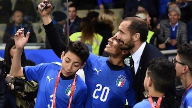 Italia, Ramy e Adam al Tardini: selfie a bordo campo con Chiellini