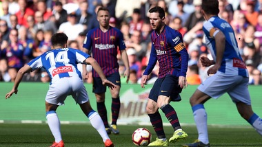 Liga, Messi decide il derby di Barcellona. Goleada Atletico in casa dell'Alaves