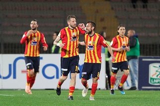 Serie B Lecce, battuto il Cosenza 3-1. Agganciato il Brescia in vetta