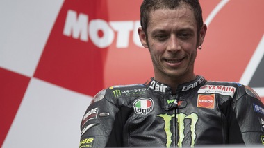 MotoGp, Rossi e Marquez si stringono la mano