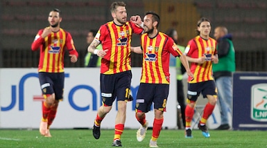Serie B Lecce, battuto il Cosenza 3-1. Agganciato il Brescia in vetta
