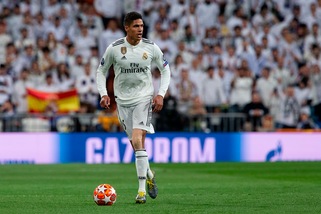 AS: «Ecco il piano del Real Madrid per convincere Varane a restare»