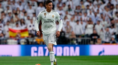 AS: «Ecco il piano del Real Madrid per convincere Varane a restare»