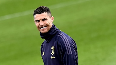 Juve: sorrisi e concentrazione in allenamento, ma si ferma Douglas Costa