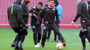 Napoli, torello all'Emirates: Mertens protagonista