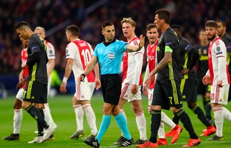 Ajax-Juve, la moviola: rigore non visto su Bentancur