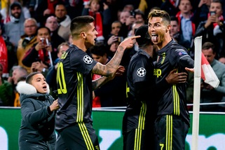 Ronaldo e poi Neres: la Juve strappa il pari in casa Ajax. Palo clamoroso di Douglas Costa