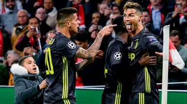 Ronaldo e poi Neres: la Juve strappa il pari in casa Ajax. Palo clamoroso di Douglas Costa