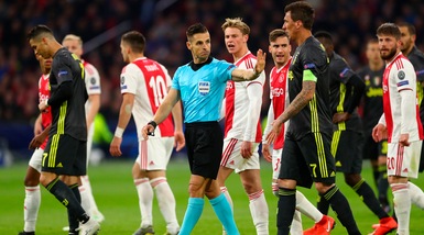 Ajax-Juve, la moviola: rigore non visto su Bentancur