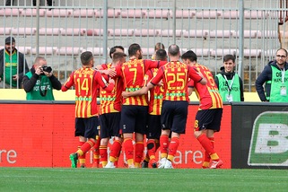 Serie B: Lecce, poker al Carpi e primo posto. Salernitana show con il Cittadella