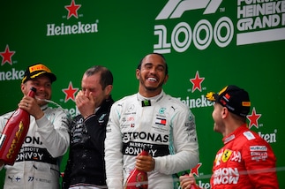 Hamilton vince anche in Cina: grande felicità sul podio del millesimo Gp della F1!