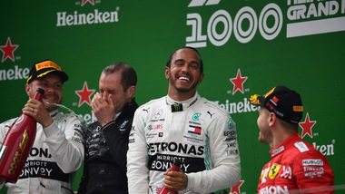 Hamilton vince anche in Cina: grande felicità sul podio del millesimo Gp della F1!