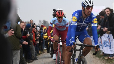 Ciclismo: la Parigi-Roubaix è di Gilbert, solo quinto Sagan