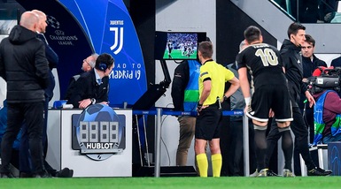 Juve-Ajax, la moviola: è più fianco che mano, Blind non è da rigore
