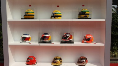 F1, Papa Francesco riceve il casco di Senna