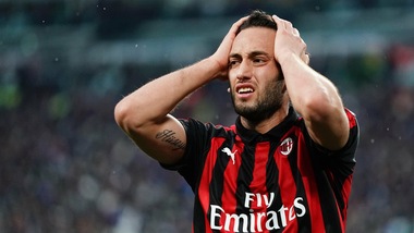 Fanatik: «West Ham o Leicester per Calhanoglu. Il Milan chiede 30 milioni di euro»