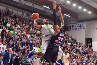 Basket, Eurocup: Sassari vince in casa l'andata contro Wurzburg