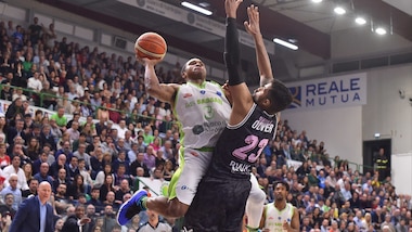 Basket, Eurocup: Sassari vince in casa l'andata contro Wurzburg
