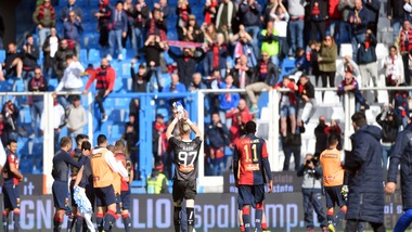 Serie A Genoa, il tifo contro Preziosi: convocata assemblea