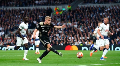 Tottenham-Ajax 0-1: basta il destro di Van de Beek