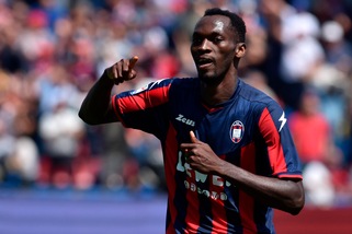 Serie B Crotone, ufficiale: rinnovo triennale per Simy