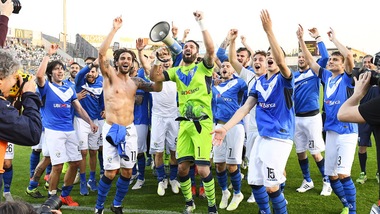 Brescia, festa promozione: il portiere Alfonso capo curva!