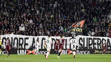 Lo striscione per Superga nello stadio della Juve