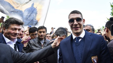 Grande Torino: in 5000 a Superga, abbraccio infinito