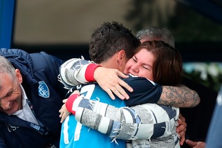 Farias decide il derby toscano: abbraccio in tribuna dopo il gol