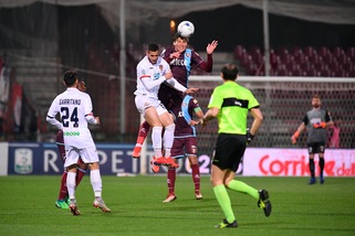 Serie B, Salernitana nei guai: l'1-2 con il Cosenza complica i piani salvezza