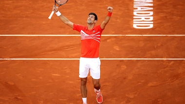 Tennis, Madrid: Tsitsipas si arrende, vince Djokovic