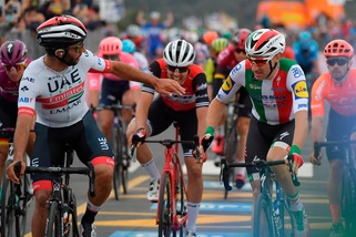 Ciclismo, Giro d'Italia: Viviani vince in volata, declassato. Tappa a Gaviria