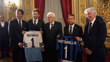 Coppa Italia, Mattarella riceve la maglia della Lazio e dell'Atalanta