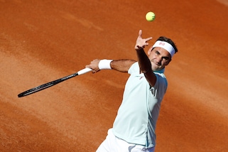 Federer ai quarti degli Internazionali: battuto Coric al tie-break