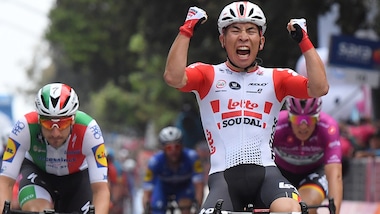 Giro d'Italia: a Caleb Ewan l'ottava tappa. Conti resta maglia rosa