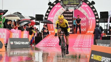 Giro d'Italia: Roglic vola sotto la pioggia e vince la crono di San Marino