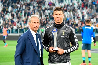 Cristiano Ronaldo riceve il premio come miglior giocatore della Serie A