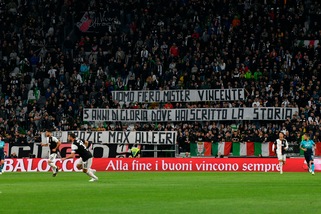 Striscione, cori e applausi per Allegri all'Allianz Stadium