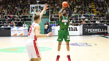 Olimpia Milano ancora ko contro Avellino. Sassari in semifinale