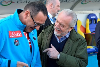 De Laurentiis-Sarri, parole al vetriolo: "Urla e bestemmia, non so come si adatterà alla Juve"