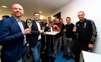 Allegri, brindisi con i giornalisti dopo l'ultima conferenza