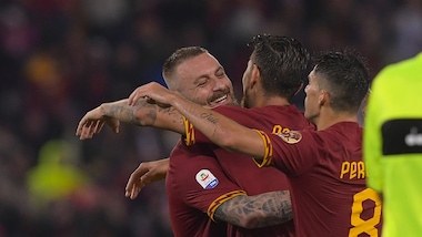 Roma, Pellegrini e Perotti segnano e poi festeggiano con De Rossi
