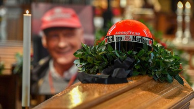 Ultimo saluto a Niki Lauda: migliaia di persone al funerale