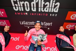 Carapaz sempre più leader del Giro d'Italia: il distacco con Nibali cresce