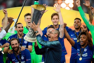 Sarri, quanta gioia: il tecnico alza l'Europa League!