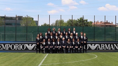Nazionale femminile, foto ufficiale con la divisa Emporio Armani