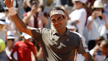 Federer domina Mayer ed approda ai quarti del Roland Garros