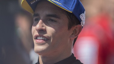 Marquez in cielo: evoluzioni in volo col campione