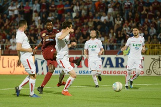 Piacenza, addio serie B: il Trapani festeggia con Nzola e Taugourdeau